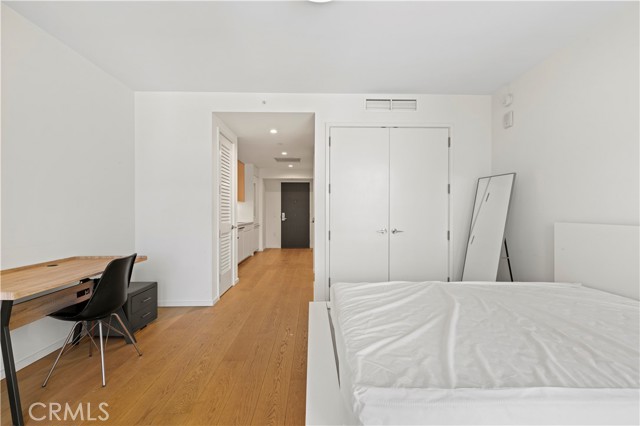 877 Francisco Street, Los Angeles CA: https://media.crmls.org/medias/01ede053-3765-49d8-8f37-471b50acd5ed.jpg
