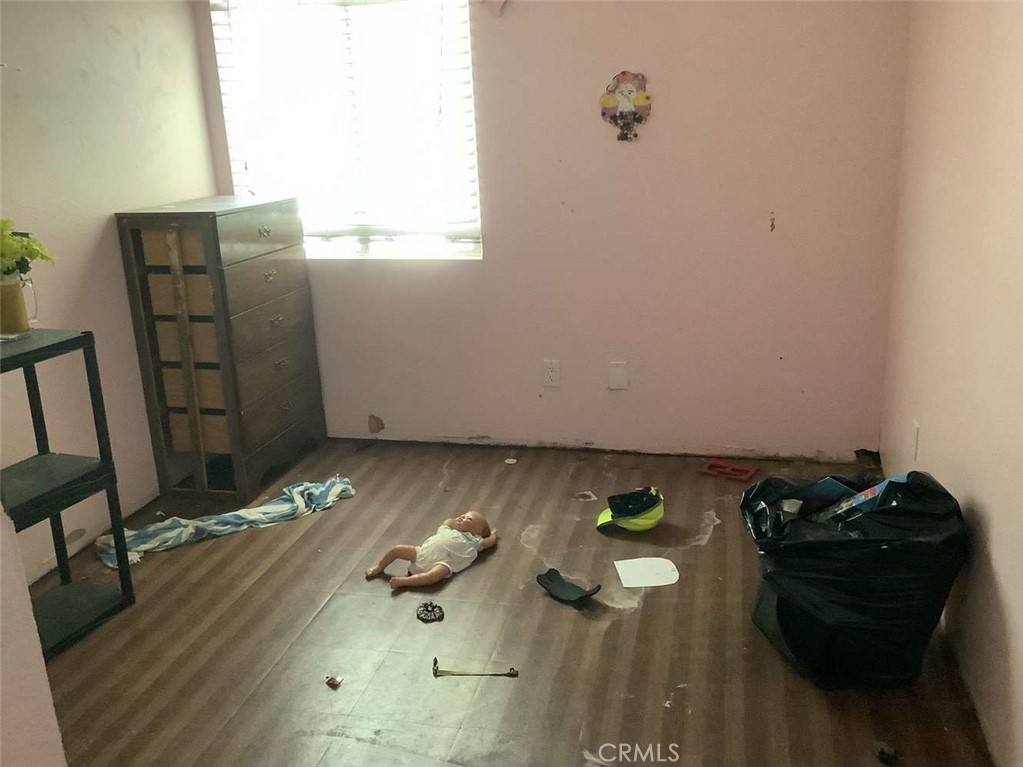 https://media.crmls.org/medias/01ee384f-3691-4002-8e5d-aeec3bf785c2.jpg?preset=X-Large