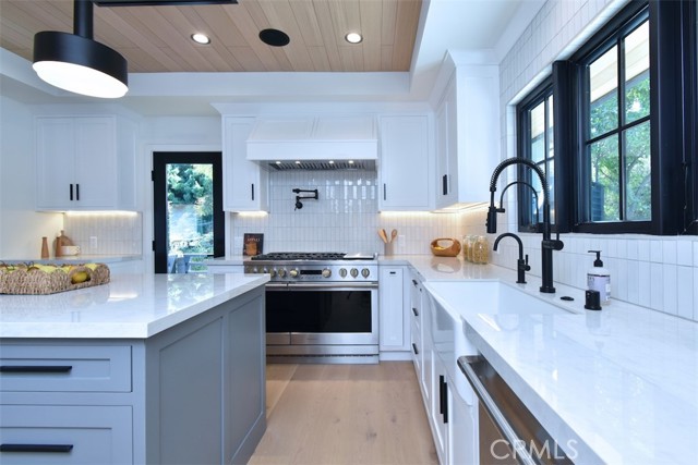 Detail Gallery Image 17 of 68 For 13327 Cheltenham Dr, Sherman Oaks,  CA 91423 - 4 Beds | 5/1 Baths