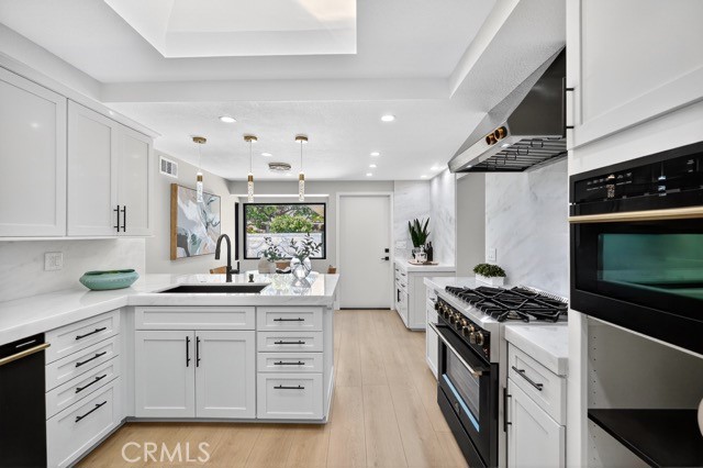 10 White Water Drive, Corona del Mar CA: https://media.crmls.org/medias/01f0663c-3023-492a-8194-ce7846ba3de6.jpg
