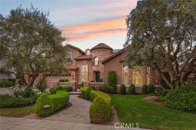 Detail Gallery Image 2 of 61 For 4918 W Bluff, Fresno,  CA 93722 - 5 Beds | 3/1 Baths