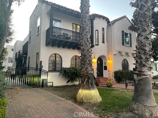 221 S Tower Drive Beverly Hills, California Don’t miss this opportunity to own a unique piece of income property in this sought after Beverly Hills neighborhood. This 4 plex comprised of 2 Bedroom/2 Bath Units exude California coastal charm. Each unit is equipped with its own washer/dryer and handsome appliances and upgrades. The property features secured parking.