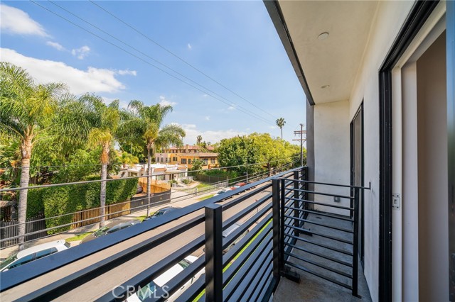 6201 La Mirada Avenue, Los Angeles CA: https://media.crmls.org/medias/01f213cf-3069-4269-a949-a84cabf2f833.jpg