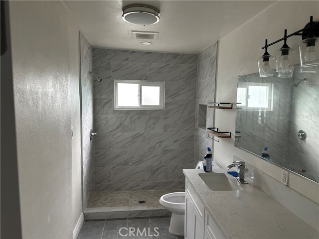 Detail Gallery Image 4 of 11 For 2161 Myrtle Ave, Long Beach,  CA 90806 - 4 Beds | 2 Baths