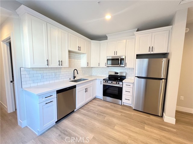 Detail Gallery Image 5 of 14 For 8412 Burnet Ave, North Hills,  CA 91343 - 2 Beds | 2 Baths