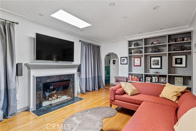 Detail Gallery Image 7 of 33 For 1701 Pier Ave, Santa Monica,  CA 90405 - 4 Beds | 2/1 Baths
