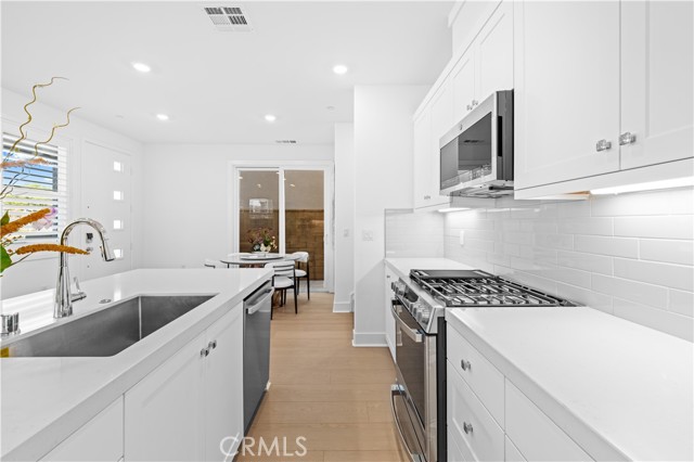 Detail Gallery Image 14 of 39 For 410 Lobata, Irvine,  CA 92618 - 4 Beds | 3/1 Baths