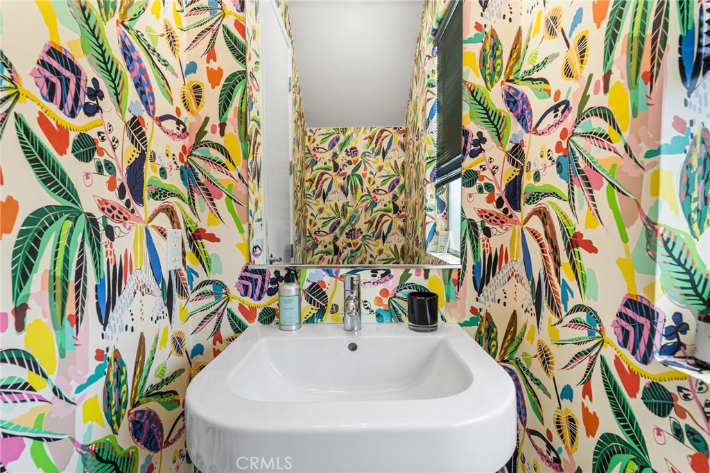 https://media.crmls.org/medias/01f79608-61f7-4f32-8263-f01f702a198f.jpg?preset=X-Large