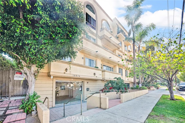 Detail Gallery Image 2 of 23 For 10824 Bloomfield St #108,  Toluca Lake,  CA 91602 - 2 Beds | 2 Baths