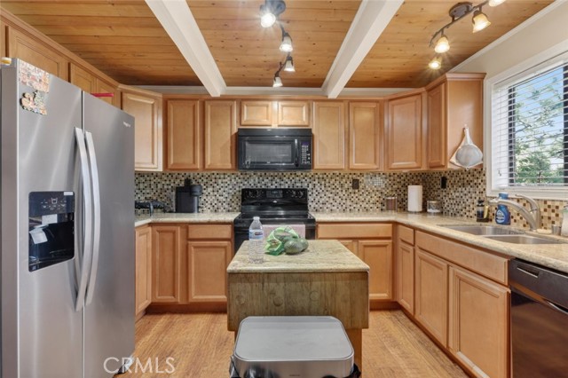 Detail Gallery Image 8 of 30 For 1800 Bernina Dr, –,  CA 93222 - 3 Beds | 3 Baths