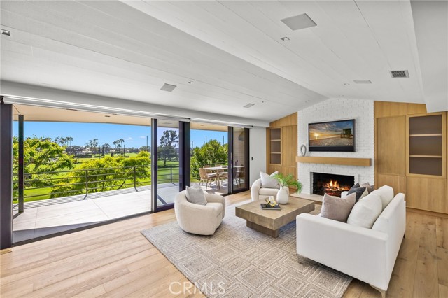 1075 Granville Drive, Newport Beach CA: https://media.crmls.org/medias/01fc7ab7-b3c2-40a7-bec5-f26111d4c81e.jpg