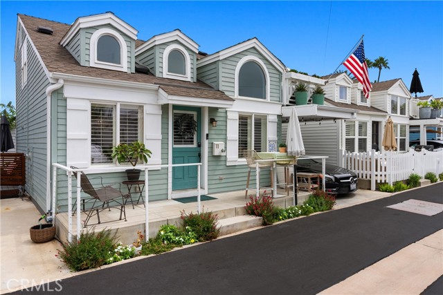 Detail Gallery Image 2 of 34 For 11 Bolivar St, Newport Beach,  CA 92663 - 2 Beds | 2 Baths