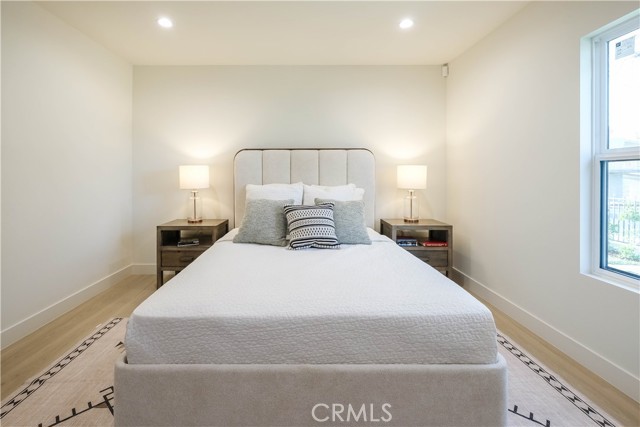 18852 Collins Street, Tarzana CA: https://media.crmls.org/medias/020207d0-82dd-4890-a7bd-814c3153d300.jpg