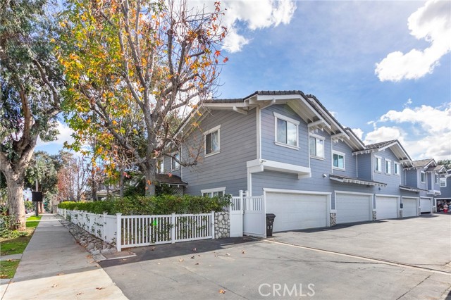 50 W Mountain Street, Pasadena CA: https://media.crmls.org/medias/0202e806-3906-41fe-9ae3-93fa9c53e926.jpg