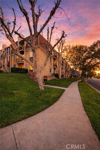 Detail Gallery Image 5 of 5 For 4370 W 8th, Los Angeles,  CA 90005 - 3 Beds | 3 Baths