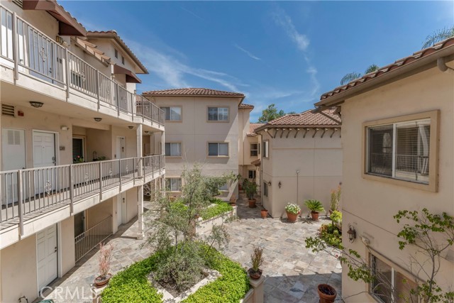 Detail Gallery Image 7 of 30 For 3003 W Riverside Dr #201,  Burbank,  CA 91505 - 2 Beds | 2 Baths