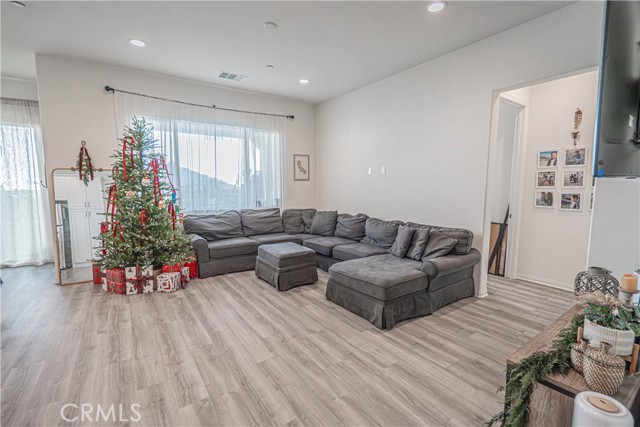 Detail Gallery Image 19 of 44 For 2111 Seville, Santa Paula,  CA 93060 - 4 Beds | 2/1 Baths