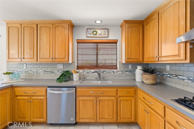 Detail Gallery Image 8 of 35 For 2405 Vanderbilt Ln #C,  Redondo Beach,  CA 90278 - 3 Beds | 2/1 Baths