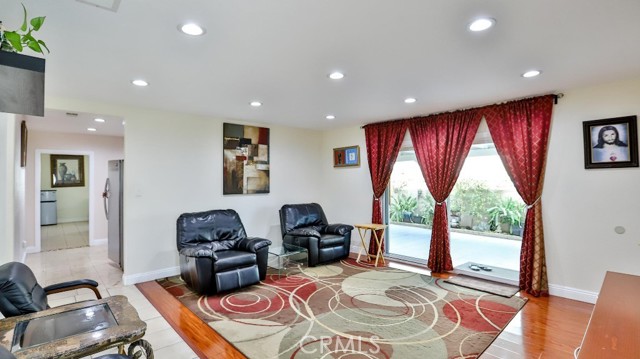 Detail Gallery Image 2 of 55 For 2306 Laird St, Santa Ana,  CA 92706 - 6 Beds | 5 Baths