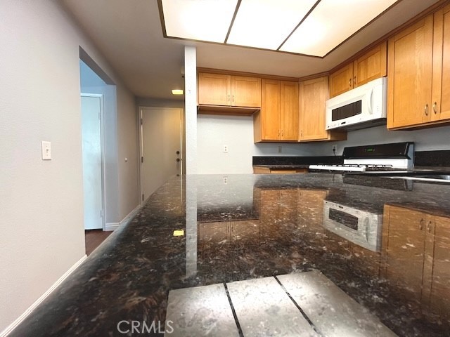 Detail Gallery Image 7 of 16 For 928 Whitewater Dr #97,  Fullerton,  CA 92833 - 2 Beds | 2/1 Baths