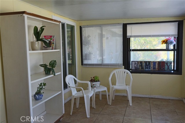 Detail Gallery Image 4 of 71 For 19208 Avenue of the Oaks #J,  Newhall,  CA 91321 - 2 Beds | 1/1 Baths