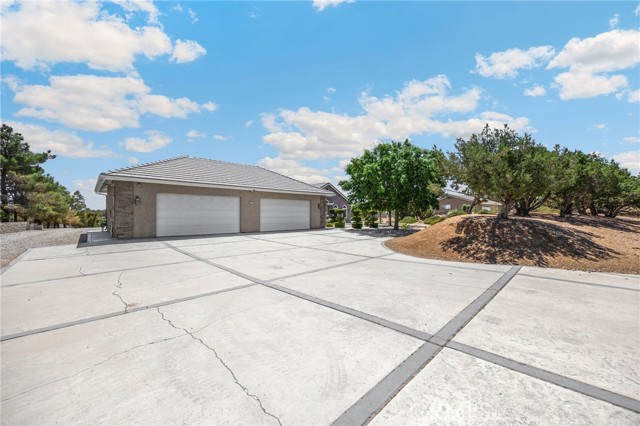 8277 Macron Street, Oak Hills CA: https://media.crmls.org/medias/02112292-92d0-48eb-bc8b-a29237454993.jpg