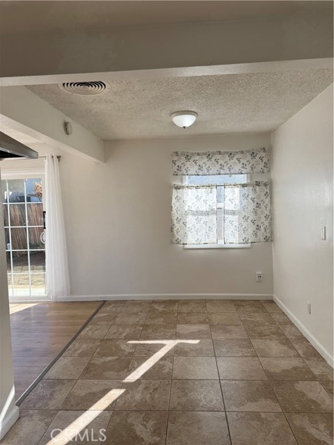 Detail Gallery Image 8 of 28 For 144 E Avenue Q, Palmdale,  CA 93550 - 3 Beds | 1/1 Baths