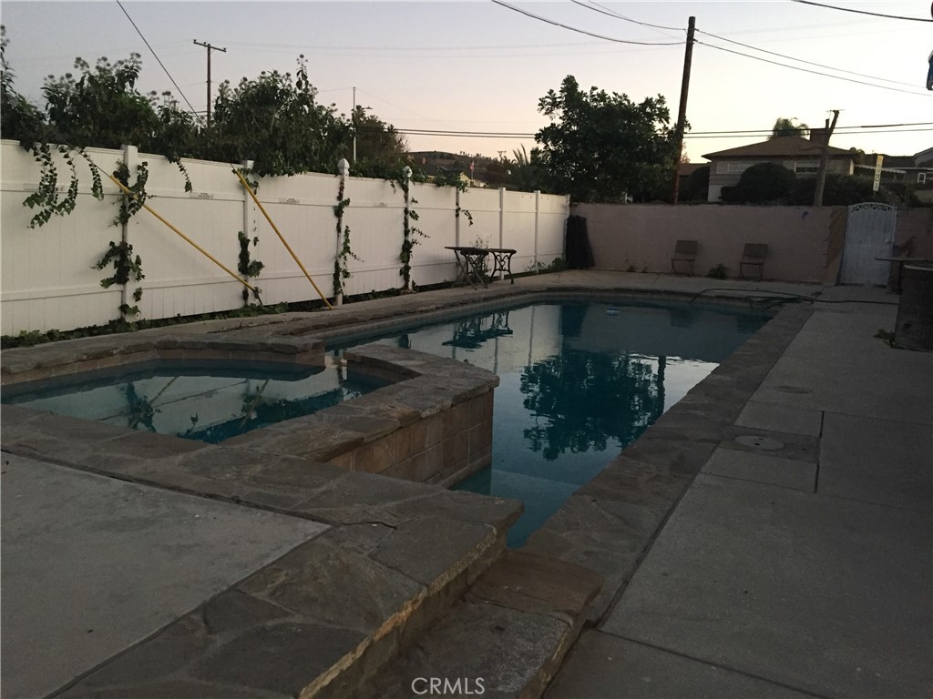 https://media.crmls.org/medias/0212d02f-adc0-4af0-9c64-ad0e7f429d64.jpg?preset=X-Large