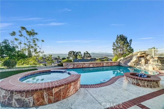 5215 E Rolling Hills Drive, Anaheim Hills CA: https://media.crmls.org/medias/02130686-24db-454e-b3b7-6c38f17dd352.jpg