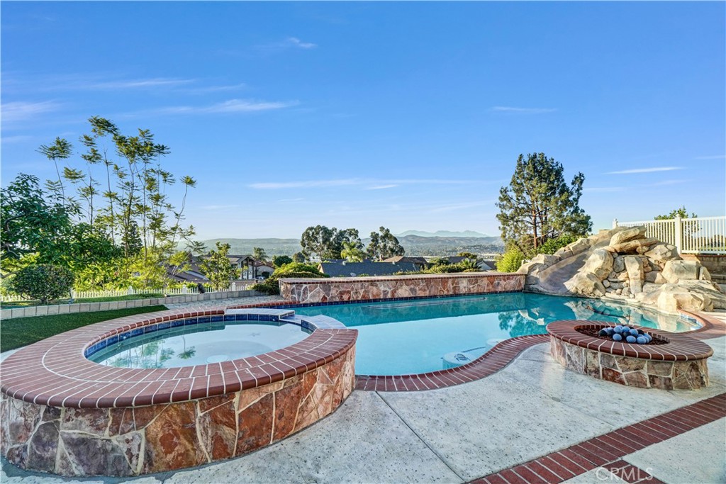 5215 E Rolling Hills Drive