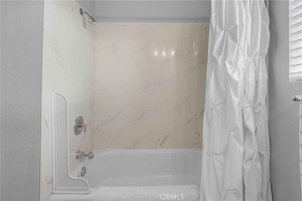 https://media.crmls.org/medias/0214b27c-fa2a-4a96-9b72-3491dfbf260e.jpg?preset=X-Large