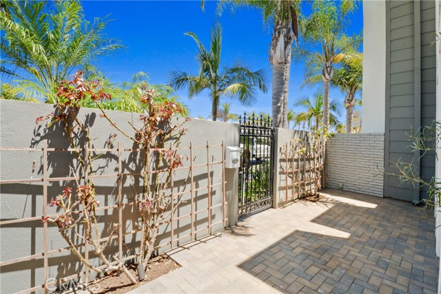 4062 Aladdin Drive, Huntington Beach CA: https://media.crmls.org/medias/0215514b-f132-4d9e-b3b2-666edf855aa9.jpg