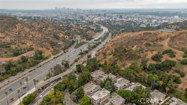 6700 Hillpark Drive, Los Angeles CA: https://media.crmls.org/medias/0218e703-9b1e-4e0c-b9a1-90334719e5ce.jpg