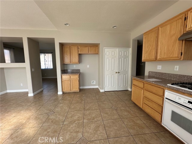 Detail Gallery Image 7 of 21 For 10166 Jennifer Ave, Hesperia,  CA 92345 - 4 Beds | 3 Baths