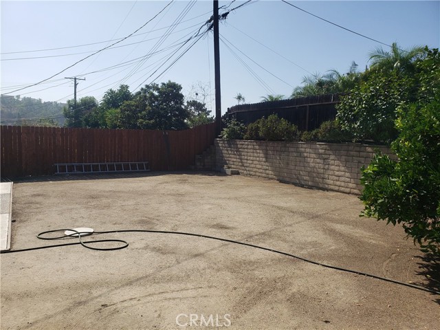 Very large, low maintenance back yard with sprinklers