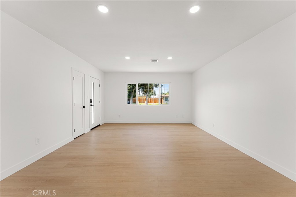 https://media.crmls.org/medias/02259878-cbd5-4581-8ff8-a51d0e8ad14e.jpg?preset=X-Large