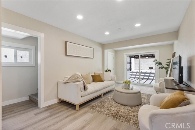 Detail Gallery Image 6 of 21 For 9951 Glencrest Cir, Sun Valley,  CA 91504 - 4 Beds | 3 Baths