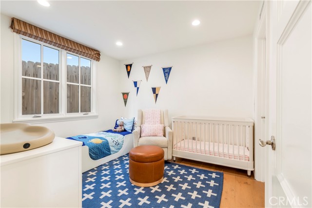 716 1/2 Iris Avenue, Corona del Mar CA: https://media.crmls.org/medias/022b3473-b1b8-4bed-9220-e34e55396f1e.jpg