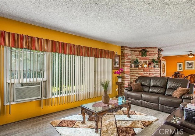 Detail Gallery Image 2 of 13 For 15937 Manzanita, Fontana,  CA 92335 - 3 Beds | 2 Baths