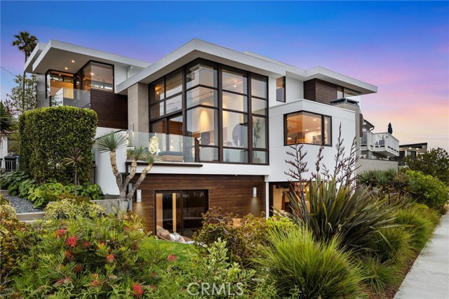 2114 Manhattan Ave, Hermosa Beach CA: https://media.crmls.org/medias/022c2ebe-672e-4aa4-a293-20cdb690eae4.jpg