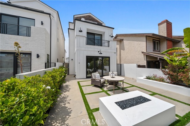 303 12th Street, Huntington Beach CA: https://media.crmls.org/medias/02315967-231b-499b-a82f-37884f4bc75a.jpg