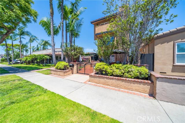708 Main Street, Huntington Beach CA: https://media.crmls.org/medias/0231b292-8af1-4248-ab1a-d6f0afa7f7a6.jpg