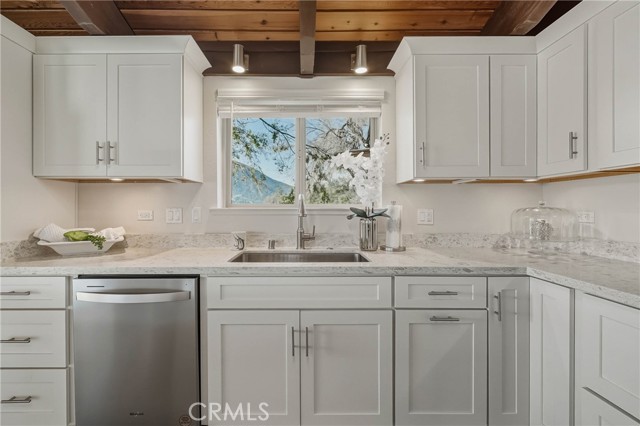 Detail Gallery Image 9 of 61 For 10165 Lakeshore, Clearlake,  CA 95422 - 4 Beds | 3 Baths