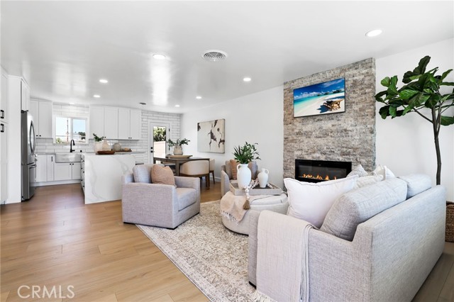 Detail Gallery Image 9 of 33 For 15801 Carrie Ln, Huntington Beach,  CA 92647 - 3 Beds | 2 Baths