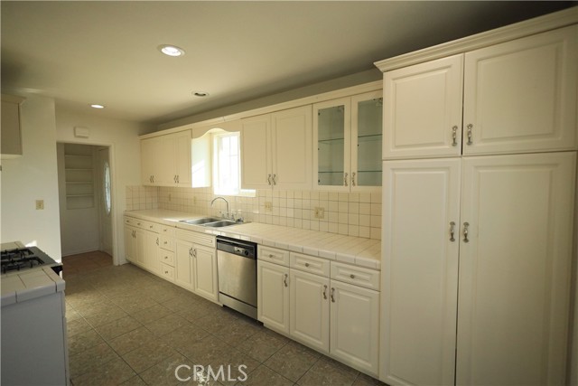 Detail Gallery Image 4 of 14 For 1283 Essex, Pomona,  CA 91767 - 4 Beds | 2 Baths