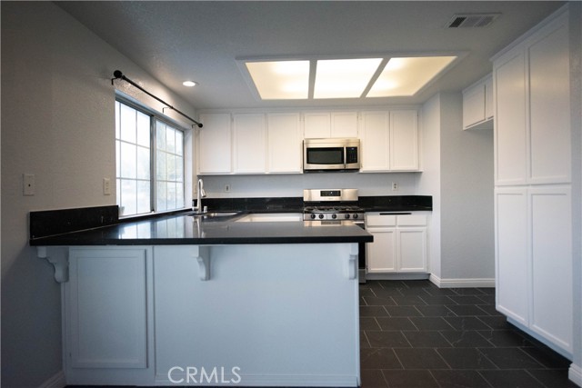 Detail Gallery Image 4 of 27 For 11875 Morning Star Rd, Apple Valley,  CA 92308 - 4 Beds | 2 Baths