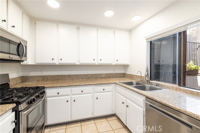 Detail Gallery Image 11 of 25 For 22421 Sherman Way #1,  West Hills,  CA 91307 - 2 Beds | 2 Baths