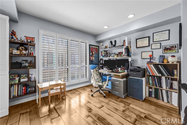 Detail Gallery Image 18 of 35 For 984 W Riverside Dr, Burbank,  CA 91506 - 3 Beds | 3 Baths