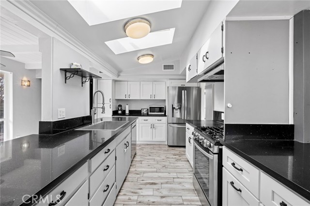 Detail Gallery Image 5 of 26 For 836 S Bellevue, Anaheim,  CA 92805 - 3 Beds | 1 Baths