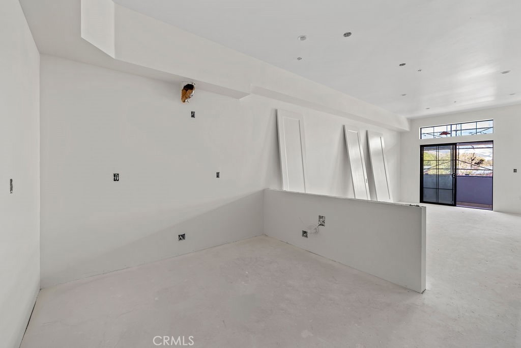 https://media.crmls.org/medias/0242e517-7c53-42f4-984e-3ada34e23847.jpg?preset=X-Large